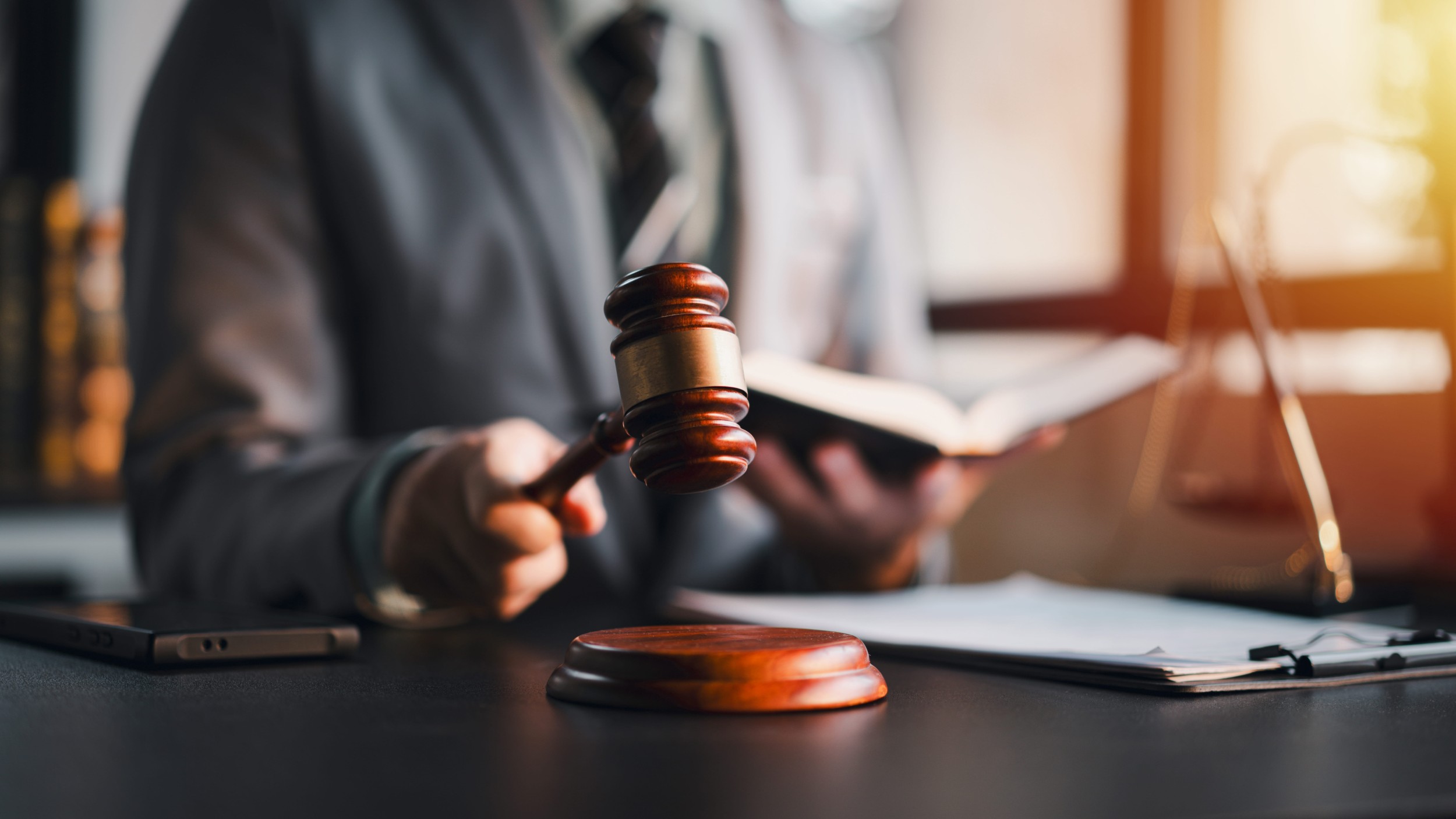 Richter trifft im Arbeitsgericht eine Entscheidung