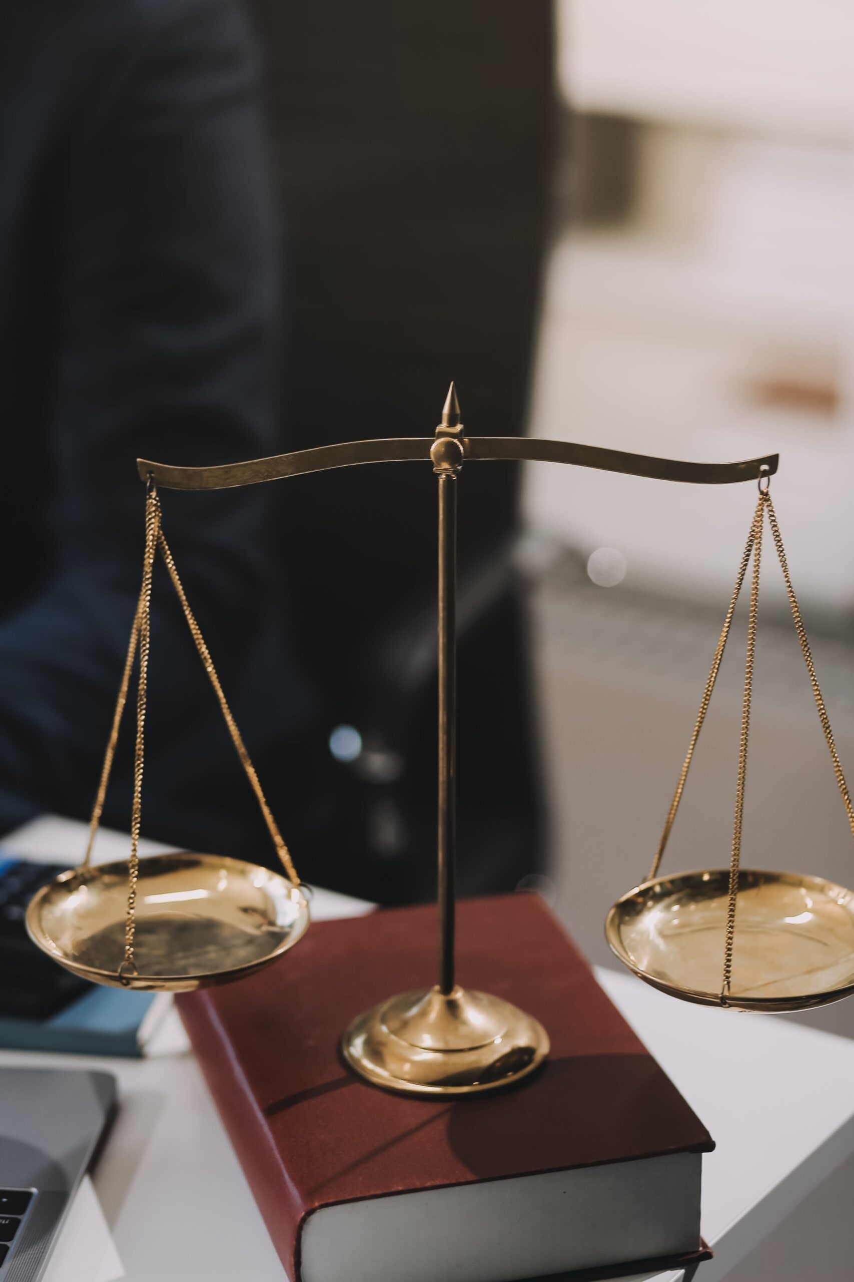 Waage symbolisiert Gerechtigkeit bei einer Kündigung