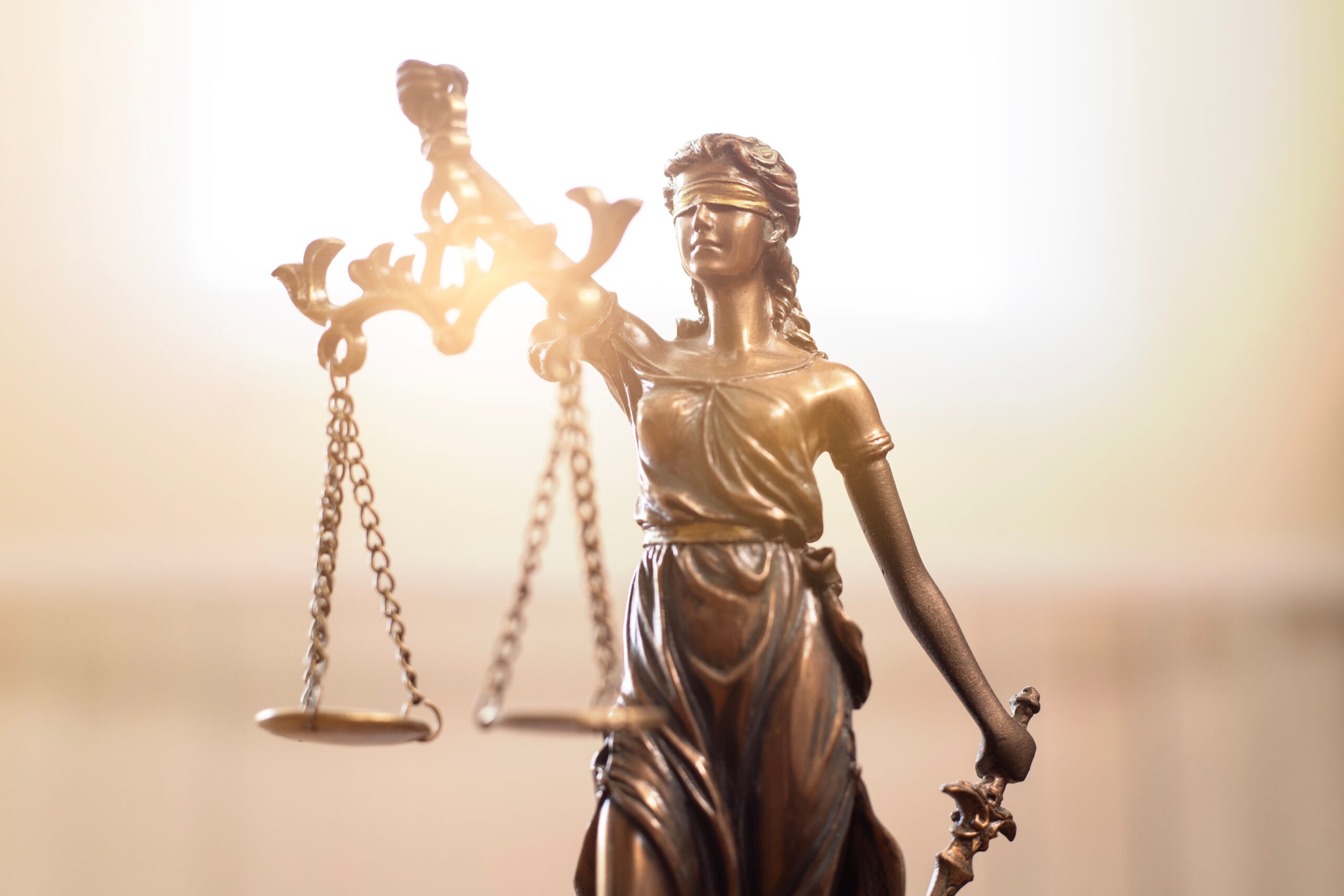 Statue,Of,Justice,Symbol,,Image,Of,Law,Understanding,Of,Law Bronzestatue der Justitia mit Waage in der Hand