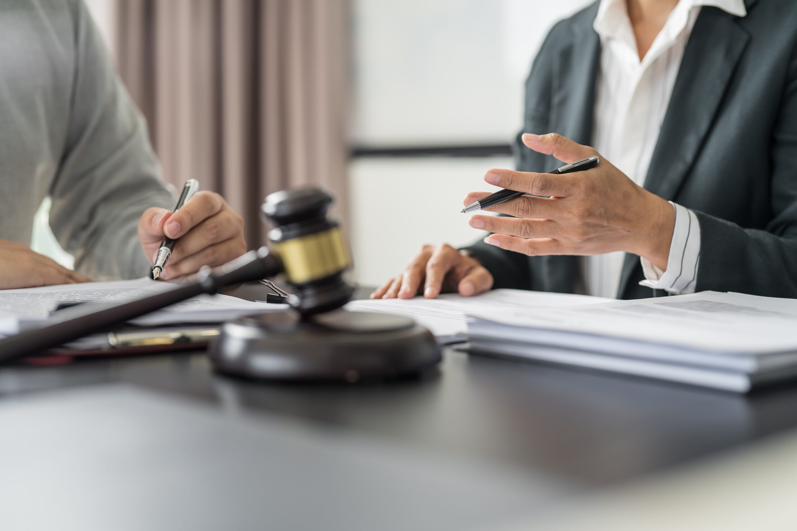 Lawyer,Legal,Counsel,Presents,To,The,Client,A,Signed,Contract Ein Anwalt für Arbeitsrecht aus München berät einen Mandaten im Büro